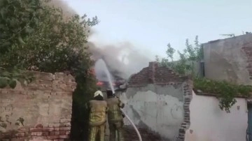 İzmir'de terk edilmiş ev faciaya neden oldu! Evde çıkan yangın mahalleyi yaktı