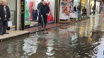 İzmir'e 79 gün sonra yağmur yağdı! Yollar göle döndü, esnaf zor anlar yaşadı
