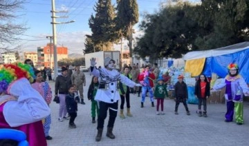 İzmirli gönüllü sokak sanatçıları, depremzede çocukların yüzünü güldürüyor