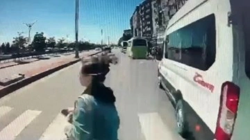 İzmit'te feci kaza: Otomobilin çarptığı kadın havalanarak takla attı!