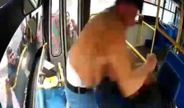 İzmit'te halk otobüsü şoförüne darp: Defalarca yumrukladı!
