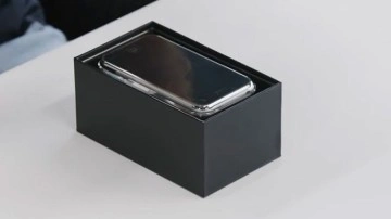 Jelatini Bile Sökülmeyen İlk iPhone’un Kutusu Açıldı [Video]