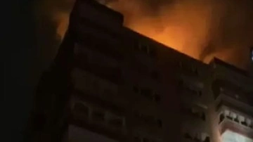 Kadıköy'de apartmana yıldırım düştü, çatı katı alev alev yandı