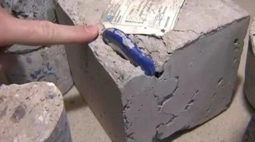 Kadıköy'de binalardan alınan beton örneklerinden nazar boncuğu ve gazete kupürleri çıktı