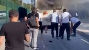 Kadıköy'de bir metrobüsün motor kısmında yangın çıktı