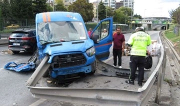 Kadıköy'de feci kaza: Kargo aracı bariyerlere ok gibi saplandı