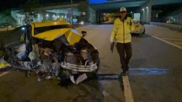Kadıköy'de hakimiyetini kaybeden sürücü kaza yaptı, 1 kişi yaralandı