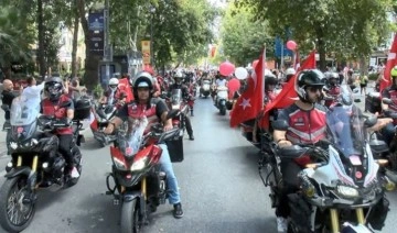 Kadıköy'de motosikletlilerden '30 Ağustos Zafer Bayramı' korteji
