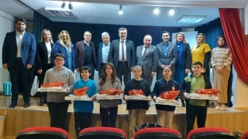 Kadıköy'de münazara yarışması finalini Hakkı Değer Ortaokulu kazandı