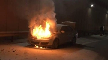 Kadıköy'de otomobil alev alev yandı!