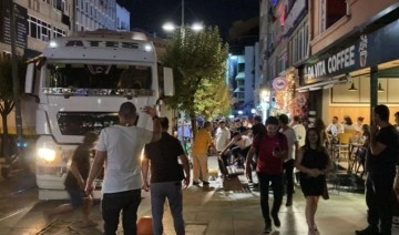 Kadıköy'de saatler süren 'TIR kurtarma' çabası: Mantar dubalar yerinden söküldü