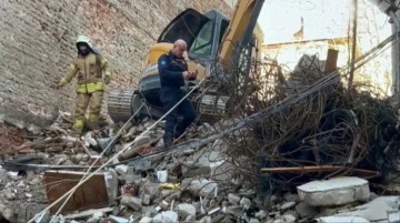 Kadıköy'de yıkım esnasında binada çökme meydana geldi! Enkaz altında kalan bir işçi yaralandı