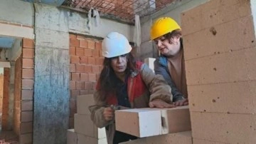 Kadın müteahhit işçi bulamadı, inşaatta kendisi çalışmaya başladı