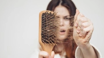 Kadınlarda saç dökülmesine ne iyi gelir? Durmayan, aşırı saç dökülmesi neden olur?