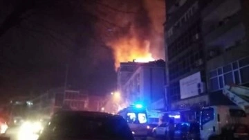 Kağıthane'de korkutan yangın: Alevler 3 binayı sardı!