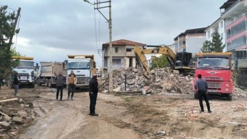 Kahramanmaraş’ta depremde hasar alan evler yıkıma devam ediyor