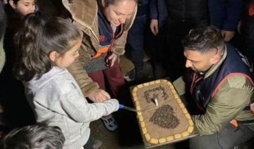 Kahramanmaraş'ta depremzede çocuğa doğum günü pastası sürprizi