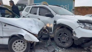 Kahta'da otomobiller çarpıştı: 2 sürücü yaralandı