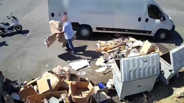 Kameraya yakalanan adam attığı bütün çöpleri geri toplamak zorunda kaldı
