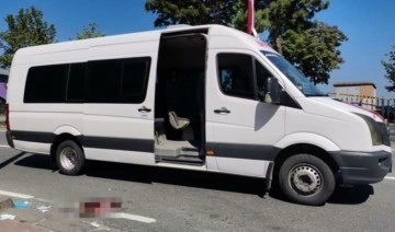 Kapısı açık minibüsten düşen kadın ağır yaralandı