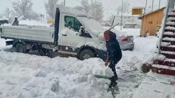 Kar kalınlığı 35 santimetreye ulaştı! 96 köy yolu kapalı