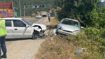 Karabük&rsquo;te iki otomobil kafa kafaya çarpıştı: 5 yaralı