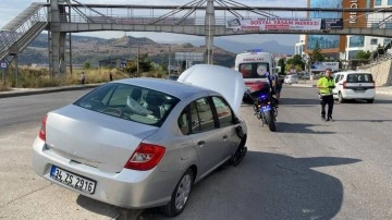 Karabük'te otomobil refüje girdi! Feci kazada 2 kişi yaralandı