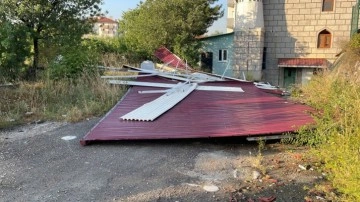 Karabük'te şiddetli rüzgar nedeniyle 5 katlı binanın çatısı uçtu