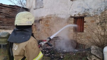 Karabük'ün Safranbolu ilçesinde iki katlı bir ev yandı