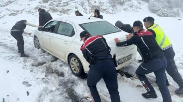 Karda mahsur kalan öğretmenleri jandarma kurtardı
