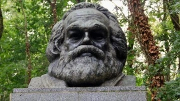 KARL MARX KİMDİR? Marx hangi görüşü savunur? Karl Marx oluşturduğu ideoloji nedir?