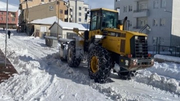 Karlıova’da kar yağdı, belediyenin karla mücadelesi de başladı