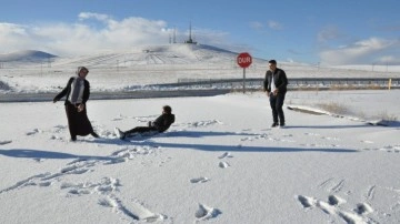 Kars sabaha karla uyandı, vatandaşlar kartopu oynadı