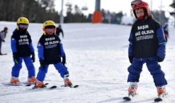 Kars'ta çocuk kayakçılar 'siyah deprem yelekleriyle' antrenmanlara başladı
