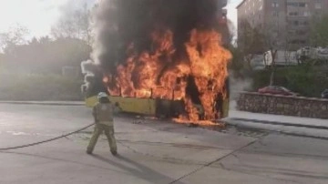 Kartal'da İETT otobüsü alev alev yandı