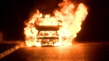 Kartal'da otomobil alev alev yandı