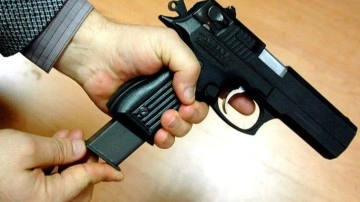 Kartal'da restorana silahla giremeyeceği söylenen polisin boş diye gösterdiği silah patladı!