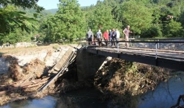 Kastamonu'da tadilat bekleyen köprü selde yıkıldı