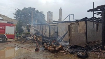 Kastamonu'da tek katlı bir ev alev alev yandı! Yanan ev kullanılamaz hale geldi