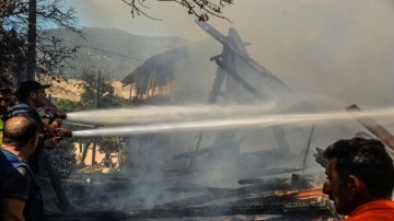 Kastamonu'da yangın! 3 ev ve ahır alev alev yandı