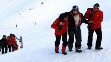 Kayak merkezinde kayalıkta mahsur kalan kişi kurtarıldı