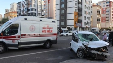 Kayseri'de feci trafik kazası. Hafif ticari araçla işçi servisi çarpıştı. Bir ölü 5 yaralı var