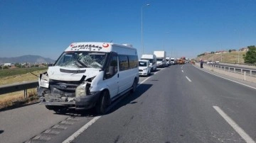 Kayseri'de tırdan dökülen malzeme nedeniyle zincirlemeye kaza: 11 yaralı