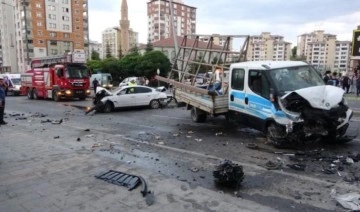 Kayseri'de 3 araç çarpıştı, ortalık savaş alanına döndü: 1'i ağır 3 yaralı