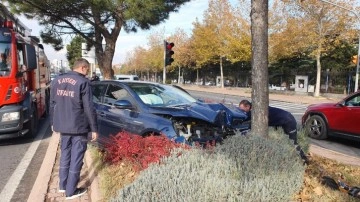 Kayseri'de ağaca çarpan otomobilde maddi hasar oluştu