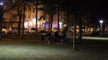 Kayseri'de halk, depremlerden sonra akşamı parklarda geçiriyor