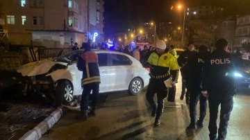 Kayseri’de otomobil direğe çarptı: Anne ve kızı yaralandı