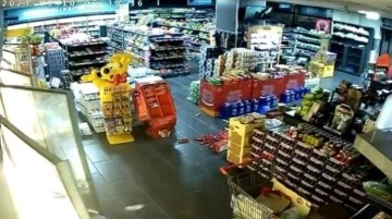 Kayseri'deki 4.8 deprem, marketin güvenlik kamerasına yansıdı! Raflardaki ürünler yere saçıldı