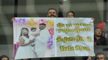 Kayserispor Alanyaspor maçında pankart, eşinin doğum günün kutladı