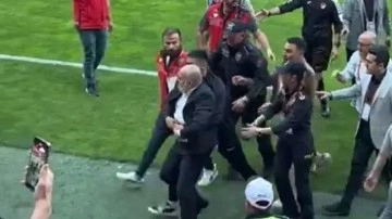 Kayserispor-Konyaspor maçında ev sahibi ekibin başkanı sahaya indi.